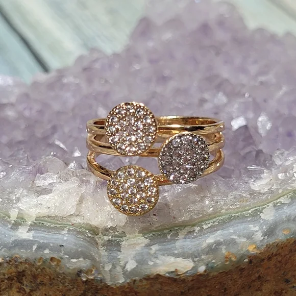 Gold Ring. - Picture 1 of 5